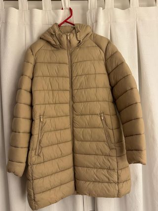 Chaqueta beige acolchada con capucha.