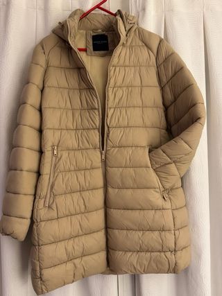 Chaqueta beige acolchada con capucha.
