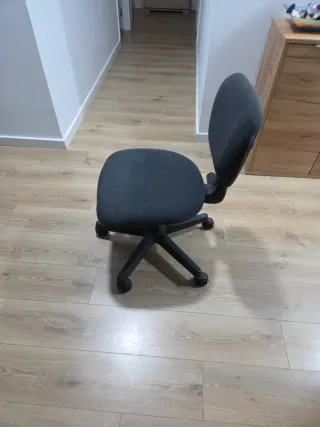 Silla de escritorio negra con ruedas
