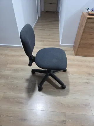 Silla de escritorio negra con ruedas