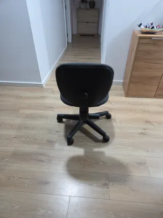 Silla de escritorio negra con ruedas
