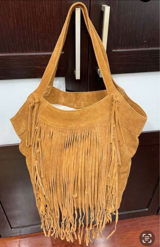 Bolso piel flecos de Zara