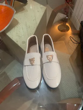 Zapatos charol blancos con detalle dorado