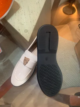 Zapatos charol blancos con detalle dorado