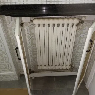 Cubreradiador blanco y dorado