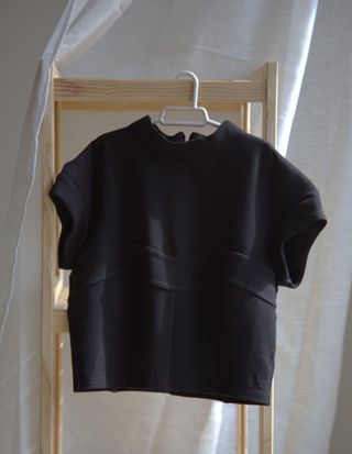 Camiseta Guess Negra Diseño Cierre Espalda