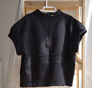 Camiseta Guess Negra Diseño Cierre Espalda