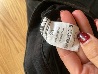 Pantalones negros elásticos con detalles