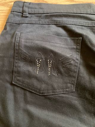Pantalones negros elásticos con detalles