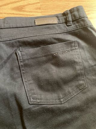 Pantalones negros elásticos con detalles