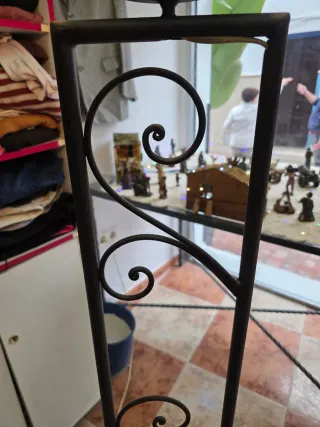 Pie de lámpara metálico negro. Color Bronce.