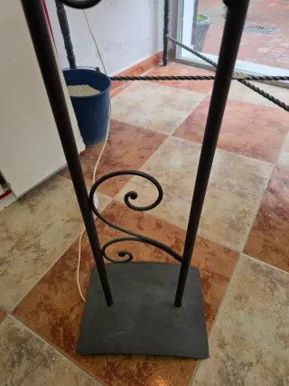 Pie de lámpara metálico negro. Color Bronce.