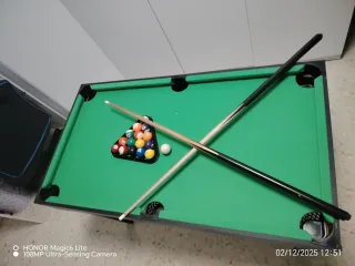 Mesa de billar con accesorios