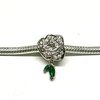 Charm Rosa Floreciendo con Hojas Verdes