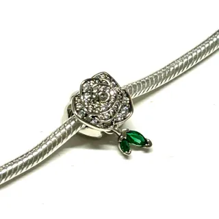 Charm Rosa Floreciendo con Hojas Verdes