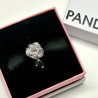 Charm Rosa Floreciendo con Hojas Verdes