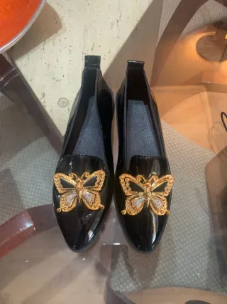 Zapatos charol negros con mariposa dorada