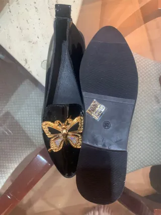 Zapatos charol negros con mariposa dorada
