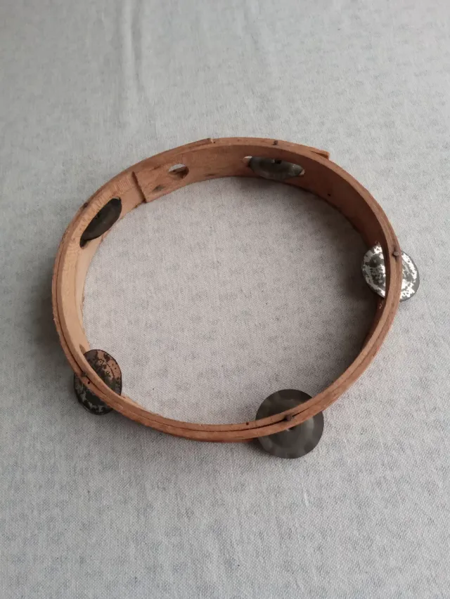 Antico tamburello in legno con piatti