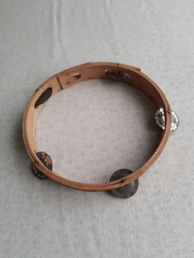 Antico tamburello in legno con piatti