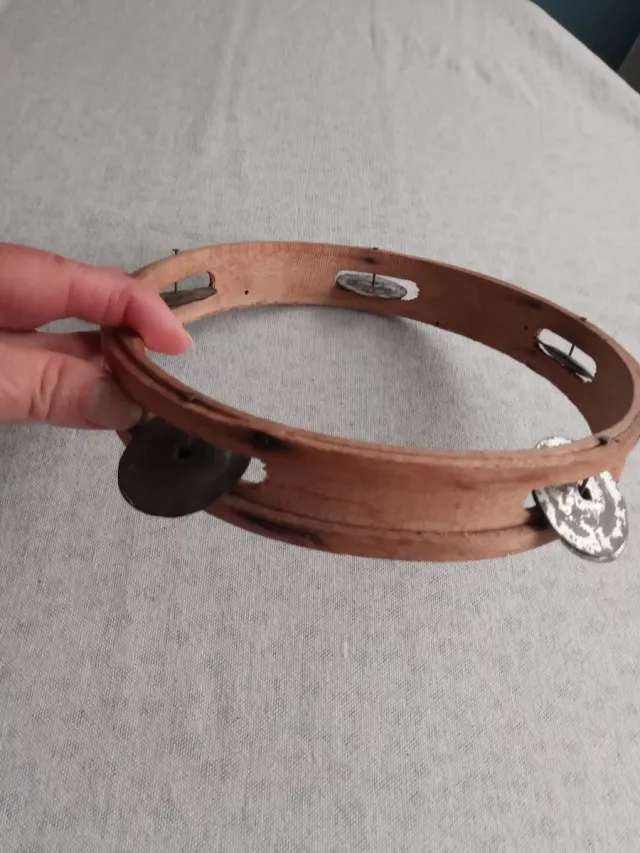 Antico tamburello in legno con piatti