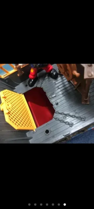 Barco Pirata con Velas y Ruedas