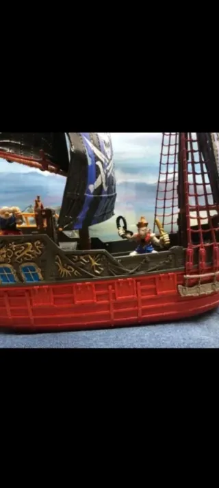 Barco Pirata con Velas y Ruedas