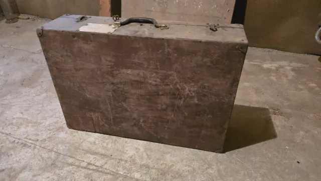 Maleta militar antiga em madeira