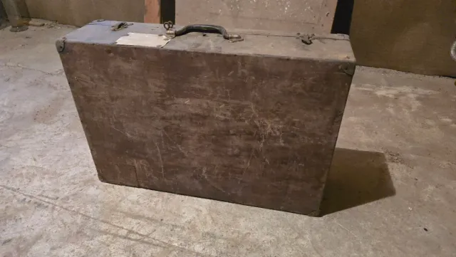 Maleta militar antiga em madeira