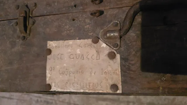 Maleta militar antiga em madeira