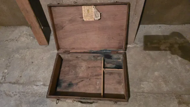 Maleta militar antiga em madeira