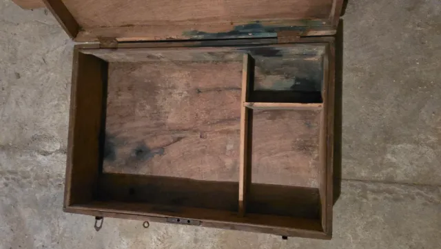 Maleta militar antiga em madeira