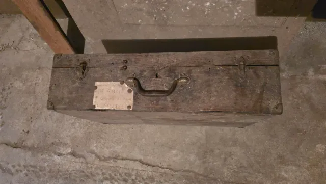 Maleta militar antiga em madeira