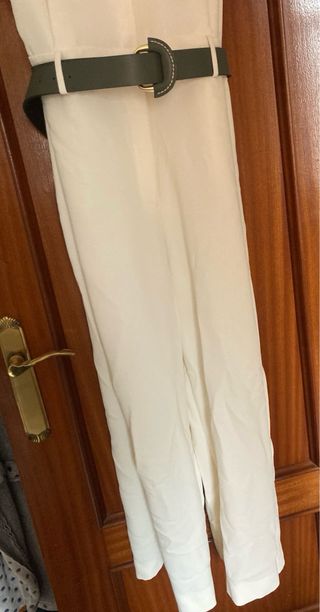 Mono Zara blanco roto con cinturón