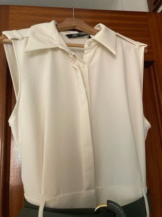 Mono Zara blanco roto con cinturón