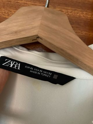 Mono Zara blanco roto con cinturón