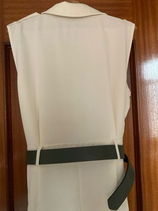 Mono Zara blanco roto con cinturón
