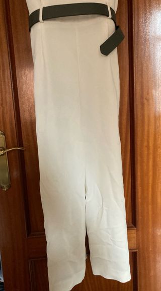 Mono Zara blanco roto con cinturón