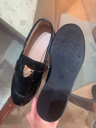 Zapatos charol negro con detalle león