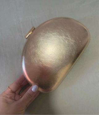 Bolso de fiesta dorado con cadena