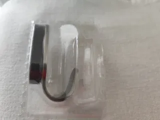 Percha de metal plateada