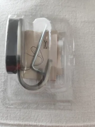 Percha de metal plateada