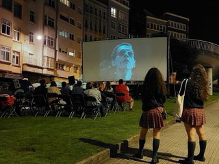 Equipo Cine Exterior Pantalla Panorámica y Sillas