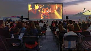 Equipo Cine Exterior Pantalla Panorámica y Sillas