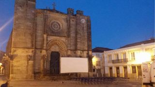 Equipo Cine Exterior Pantalla Panorámica y Sillas