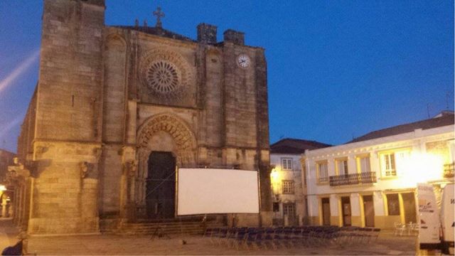 Equipo Cine Exterior Pantalla Panorámica y Sillas