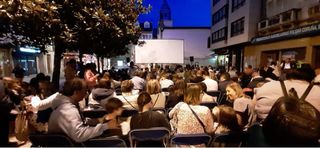 Equipo Cine Exterior Pantalla Panorámica y Sillas