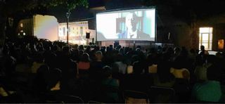 Equipo Cine Exterior Pantalla Panorámica y Sillas