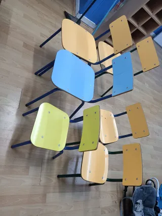 Sillas infantiles de hierro y madera