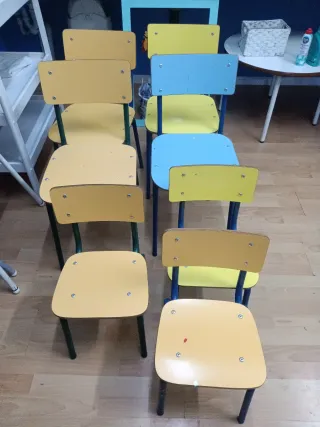 Sillas infantiles de hierro y madera